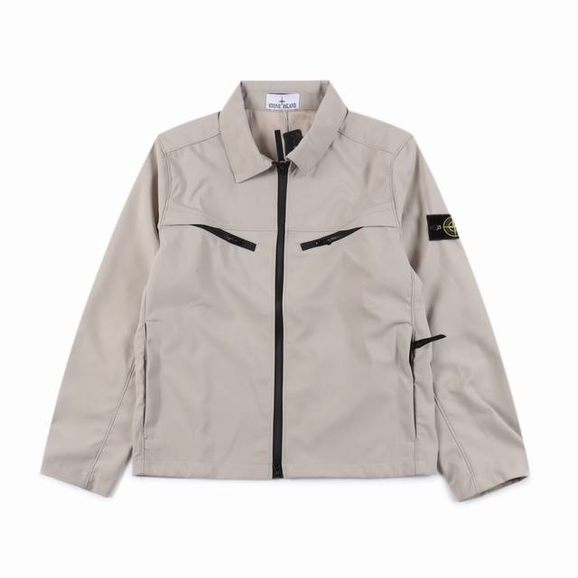 Stone Island 石头岛 23Ss 纯色夹克外套 纯色软壳衬衫式夹克 常常从军装与工装的设计中汲取灵感 打造出一款又一款兼具功能与时髦的日常服饰 这款夹